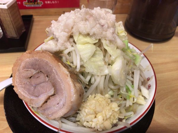 「ラーメン(ﾔｻｲﾁｮｲﾏｼﾆﾝﾆｸｱﾌﾞﾗ)750円」@ラーメンBOOスターの写真