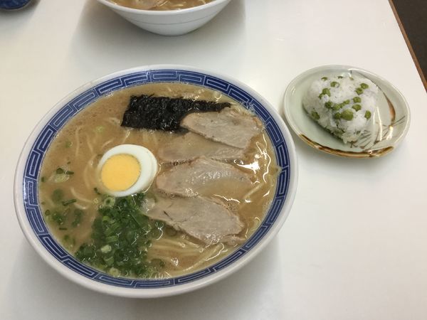 「ラーメン+ピースにぎり(¥500＋60)」@沖食堂の写真