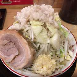 ラーメン(ﾔｻｲﾁｮｲﾏｼﾆﾝﾆｸｱﾌﾞﾗ)750円