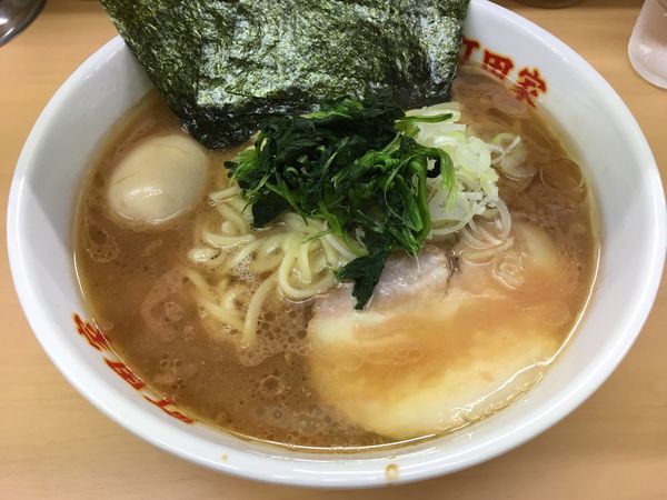 「中盛ラーメン柔らかめ濃いめ&味玉」@横浜ラーメン 町田家 新宿南口店の写真