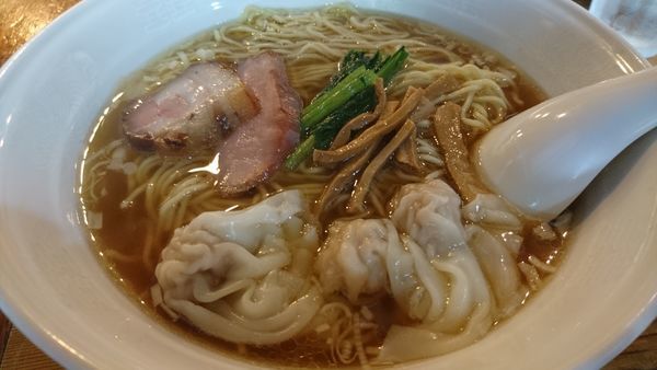 「醤油ラーメン、ワンタン三個 、大盛」@らーめん穀雨の写真