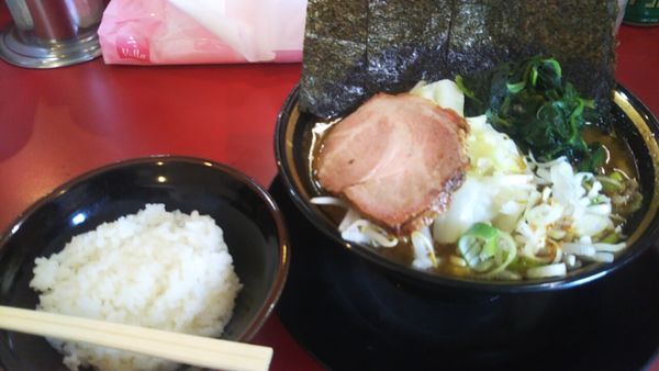 「らーめん（固め・濃め）+野菜+小ライス」@家系ラーメン とらきち家の写真