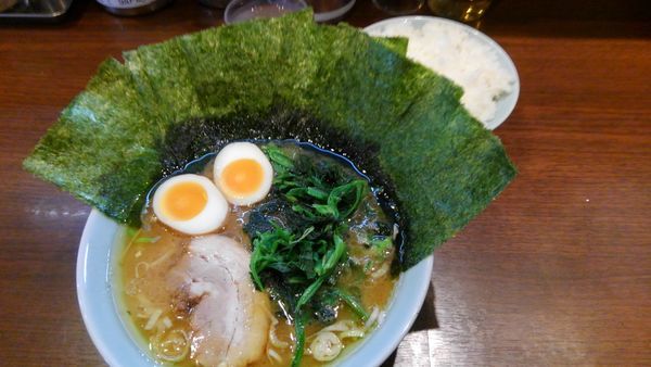 「中盛金八ラーメン、ライス、ほうれん草増し」@金八家の写真