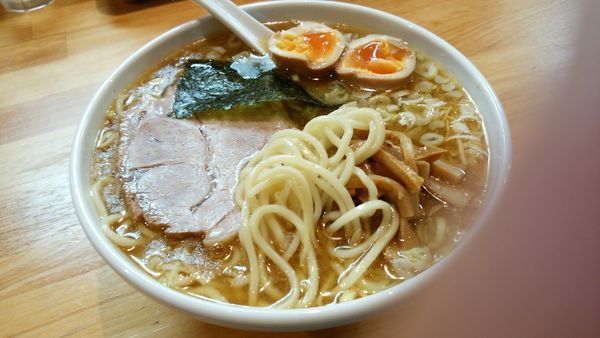 「新塩ラーメン小＋煮玉子」@自家製中華そば としおかの写真