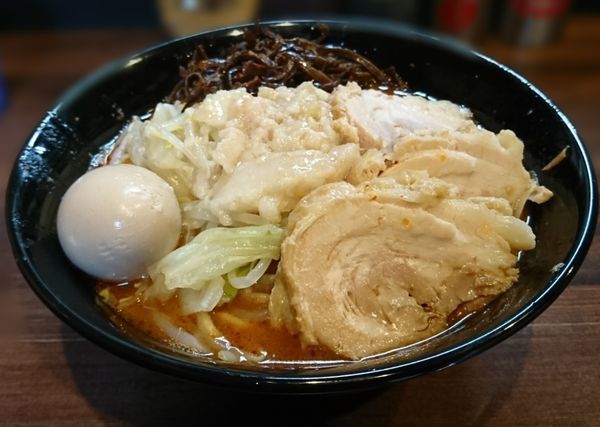 「らーめん(小)＋辛くする＋豚１枚＋味玉」@ガチ盛りラーメン アオイローの写真