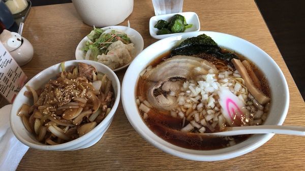 「半スタ丼＋八王子らーめん(本日のサービス定食Ａ)850円」@あじりんらーめんの写真