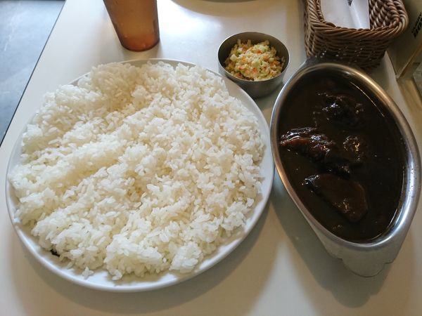 「ビーフカレーライス大盛り+コールスローサラダ」@カレーの店 ボンベイ 本店の写真