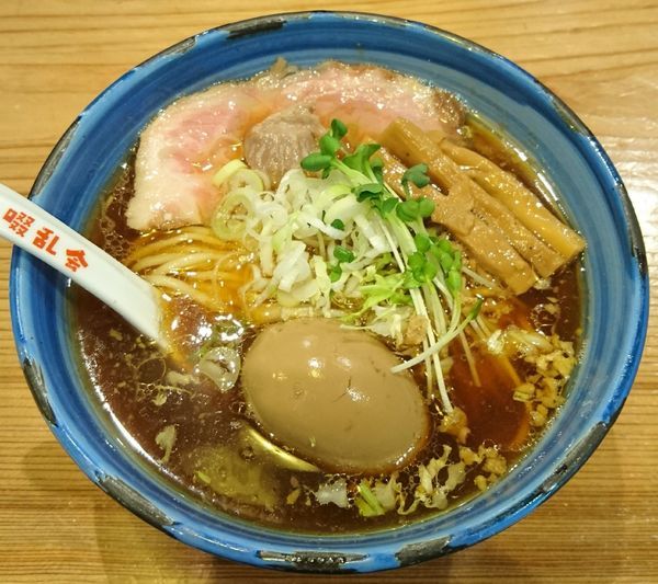 「ザ・醤油らーめん＋味玉」@自家製麺 啜乱会の写真