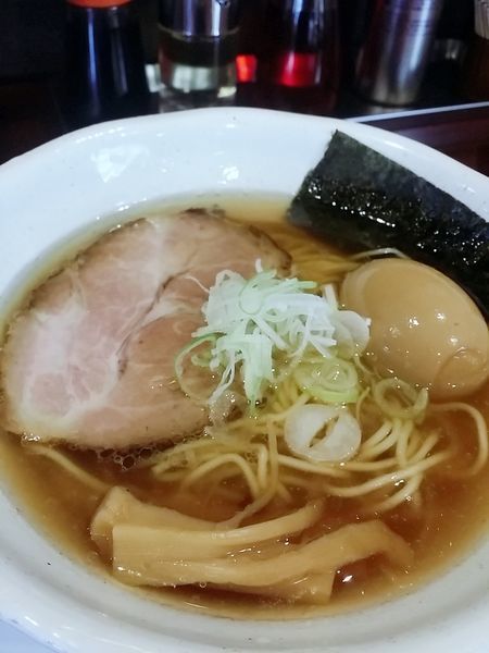 「醤油ラーメン +味玉」@翔鶴 高崎店の写真