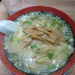 ワンタンメン（900円）