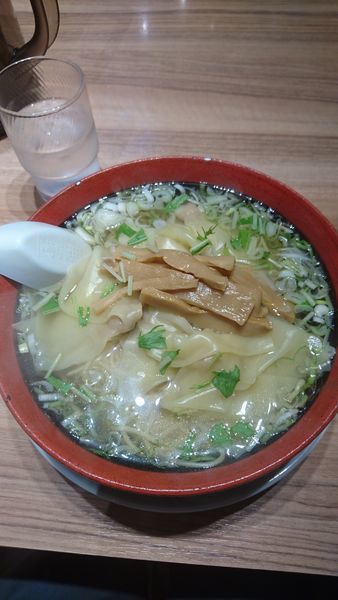 「ワンタンメン（900円）」@函館麺厨房あじさい 新千歳空港店の写真