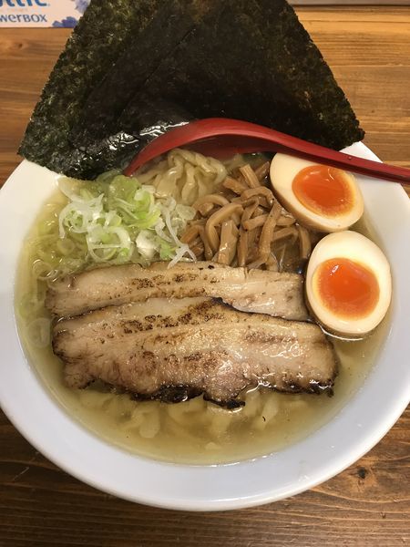 「特製塩らー麺」@くじら食堂の写真