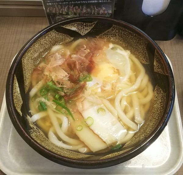 「月見うどん490円」@倉敷うどん ぶっかけふるいち JR岡山駅新幹線上りホーム店の写真