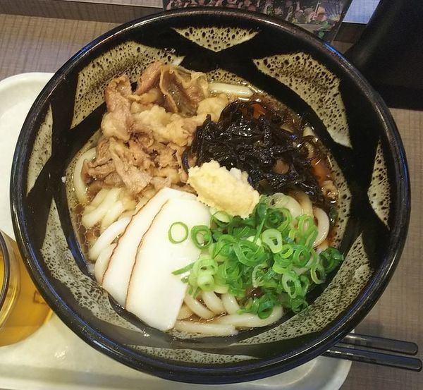 「肉ぶっかけ（温）590円」@倉敷うどん ぶっかけふるいち JR岡山駅新幹線上りホーム店の写真