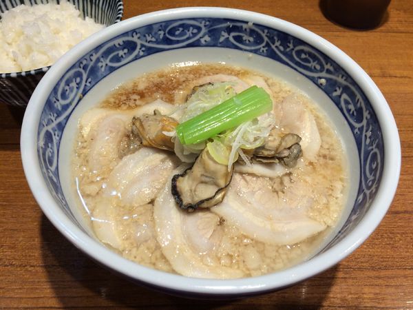 「牡蠣と豚の背脂チャーシュー麺」@寿製麺よしかわ 川越店の写真