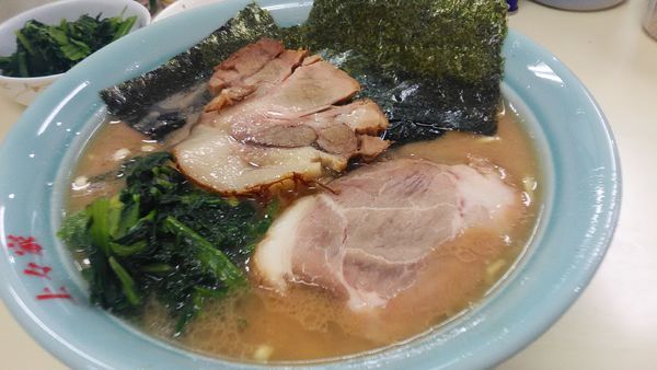 「中盛ラーメン　+　スモーキーチャーシュー1枚」@横浜家系ラーメン 上々家 環八矢口店の写真
