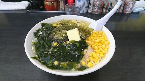 「塩ラーメン+バター+コーン+わかめ」@萬馬軒 諏訪店の写真