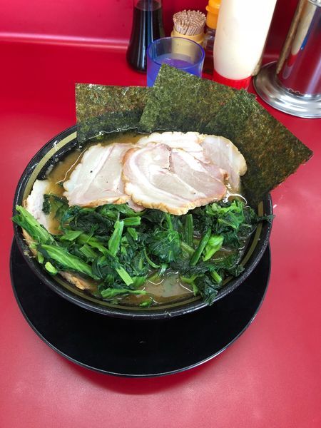 「チャーシュー麺 青菜トッピング バラ肉チャーシュートッピング」@家系ラーメン 王道家の写真