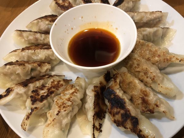 「手作り餃子  特製タレ付き」@ラーメン カワタカの写真