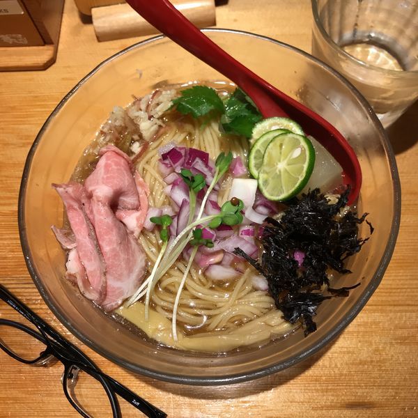 「秋刀魚と鮪の冷しそば」@焼きあご塩らー麺 たかはし 新宿本店の写真