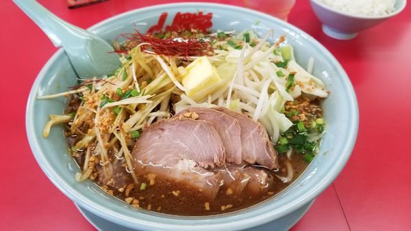 「ガリバタ醤油ラーメン　ネギ、チャーシュー２枚トッピング」@山岡家 松本店の写真