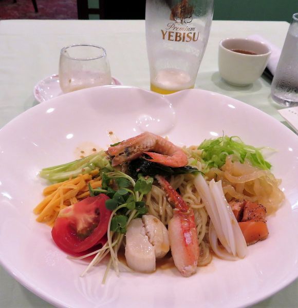「海鮮涼麺（2.000円。税サ別）＋エビス」@後楽園飯店の写真