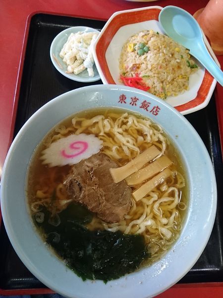 「半チャーハン+ラーメン(サラダ付) 700円」@東京飯店の写真
