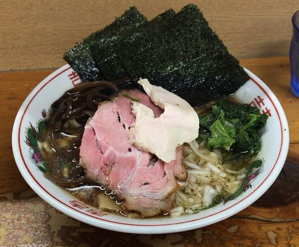 「家系(限定)中＋半ライス(800円＋100円)」@口樂の写真