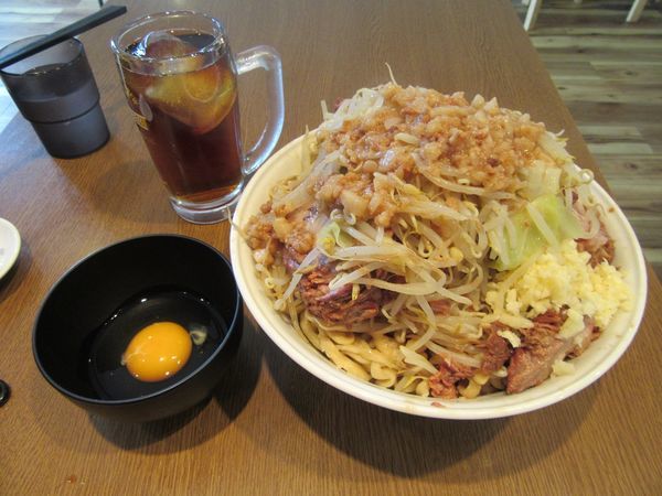 「豚汁なし（９５０円）＋麺増し＋生卵＋ジョッキ」@俺の生きる道 つくば店の写真