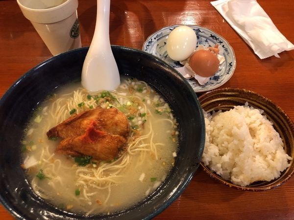 「軍鶏水炊きラーメン700円＋ゆで卵＋鶏だし炊き込みご飯」@鳥料理 有明の写真