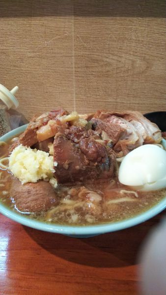 「豚入りラーメン、麺普通ニンニクマシ」@ラーメン富士丸 西新井大師店の写真