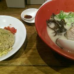 赤丸新味(辛みそ別皿)＋ハーフチャーハン＋替玉2玉