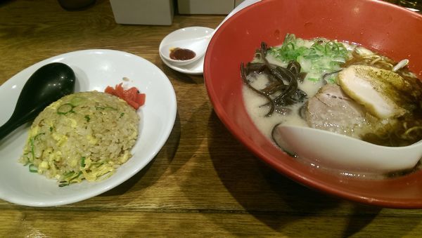 「赤丸新味(辛みそ別皿)＋ハーフチャーハン＋替玉2玉」@博多一風堂 大宮店の写真