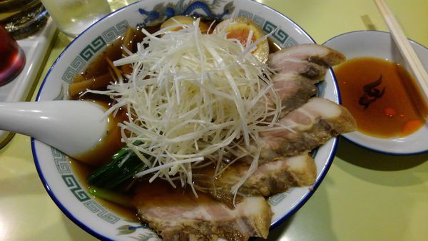「チャーシュー麺、味玉と白髪ネギ」@手作り餃子ラーメン まる長の写真