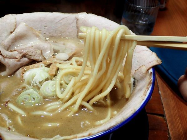 「こく煮干＋花びらチャーシュー」@長尾中華そば 東京神田店の写真