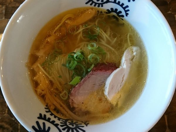 「地鶏塩そば」@特級鶏蕎麦 龍介の写真