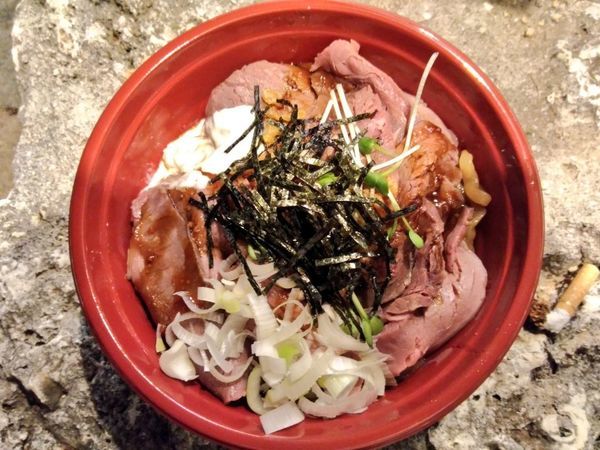 「フードフレア限定 ローストビーフ油そば」@中華そば ぬーじボンボン メンデスの写真