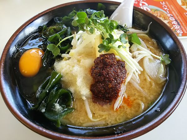 「スタミナ　※ラー油唐辛子カスタマイズ　（大盛り：サービス券）」@くるまやラーメン 松本渚店の写真