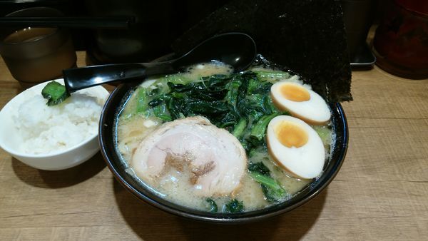 「豚骨味玉ホウレンソウ（醤油）」@横浜家系らーめん 希家 池上店の写真