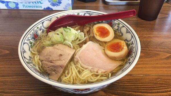 「【限定B】白醤油の煮干しそば＋味玉(無料大盛)900円」@くじら食堂の写真