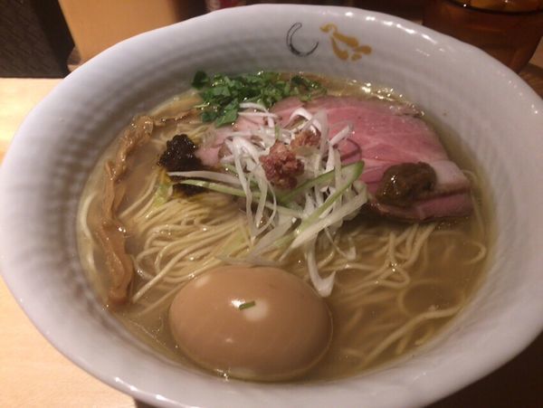 「煮豚塩そば(大盛り+味玉)」@SOBAHOUSE 金色不如帰 新宿御苑本店の写真