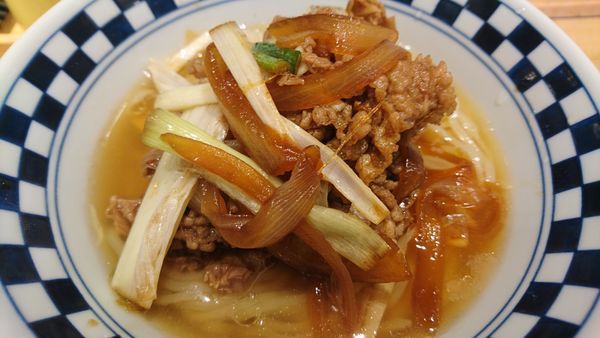 「冷たい肉そば（夏限定、８８０円）＋肉増し小」@超多加水自家製手揉み麺 きたかた食堂の写真