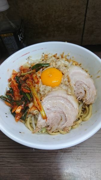 「汁無し半分、ニラキムチ（野菜少なめ、アブラ、カラメ）」@ラーメン二郎 横浜関内店の写真