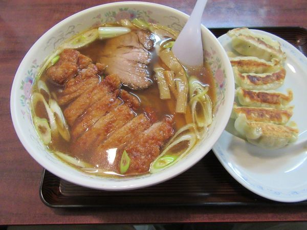 「だいかつラーメン（１１００円）＋ギョウザ」@中華そば だいかつの写真