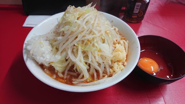 「辛ラーメン辛さ控えめ 豚1枚 玉ねぎ 生卵」@らーめん 武丸の写真