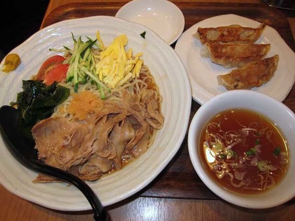 「肉冷し　880円＋餃子　150円」@麺処直久 新橋店の写真