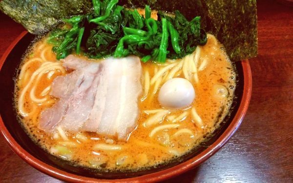 「豚骨味噌ラーメン・並＋ほうれん草」@横濱家系 豚骨醤油ラーメン 蒲田 いっ家の写真