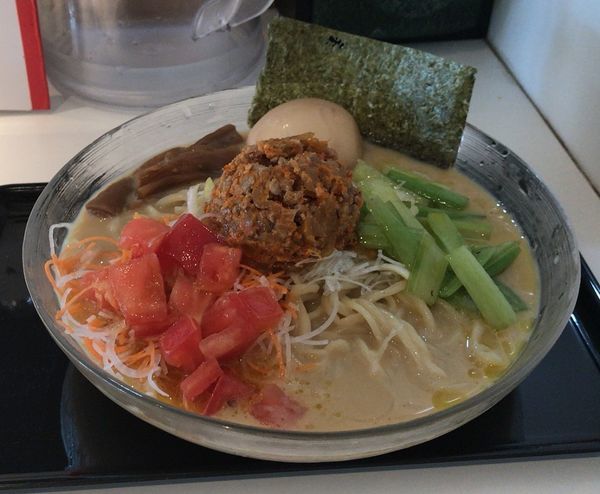 「麻辣肉3SOヒヤシ(限定)＋燻製味玉(880円＋サービス)」@RA-MEN 3SOの写真