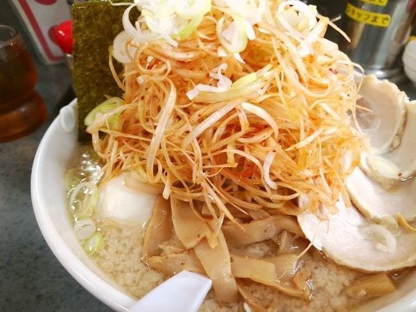 「ハッスル復刻らーめん＋チャーシュー1枚＋ねぎ（背脂多め）」@ハッスルラーメンホンマ 亀戸本店の写真