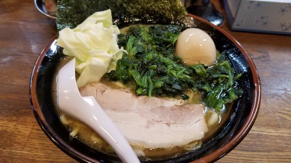 「いつもの豚骨醤油いつものお値段　ほうれん草、味玉」@らあめん 寸八 総本店の写真
